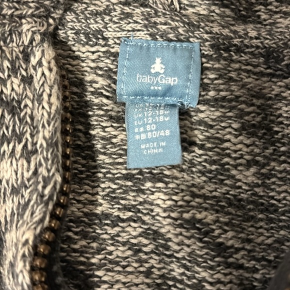 Adorable Baby Gap 12-18 months fall or winter zip up jacket with a hood. Gray - Picture 4 of 5